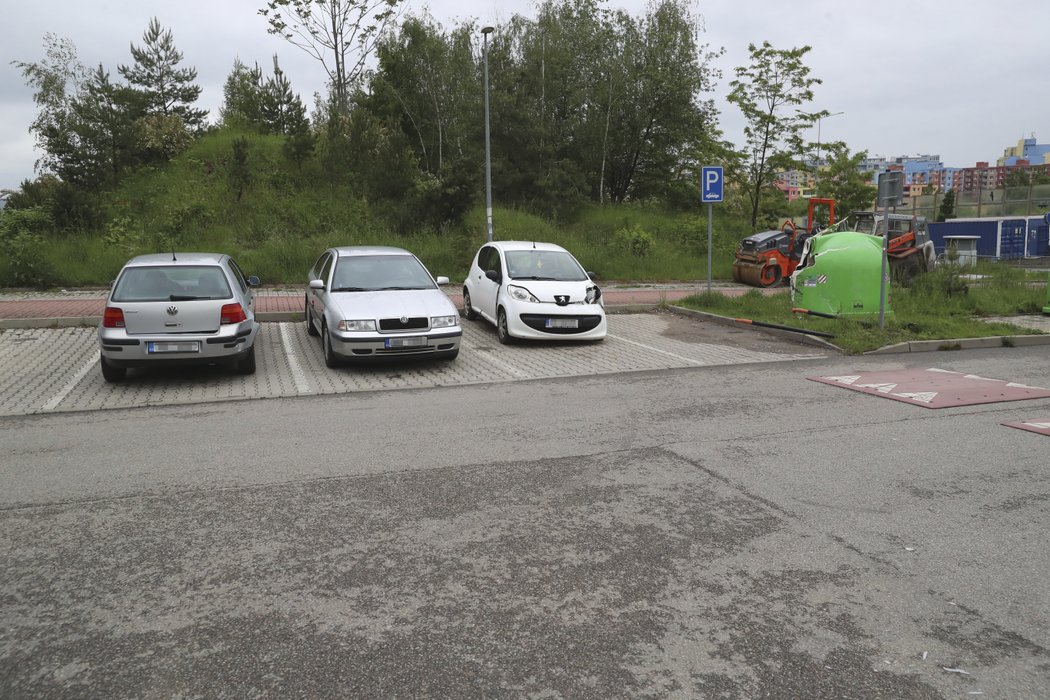 Ještě ve středu dopoledne stála auta, která naboural Land Rover patřící Michaelu Krmenčíkovi, v ulici Dobrovolného na Praze 9