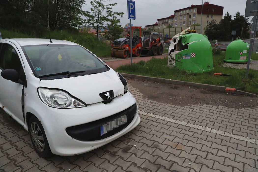 Krmenčíkův luxusní automobil za sebou nechal docela spoušť