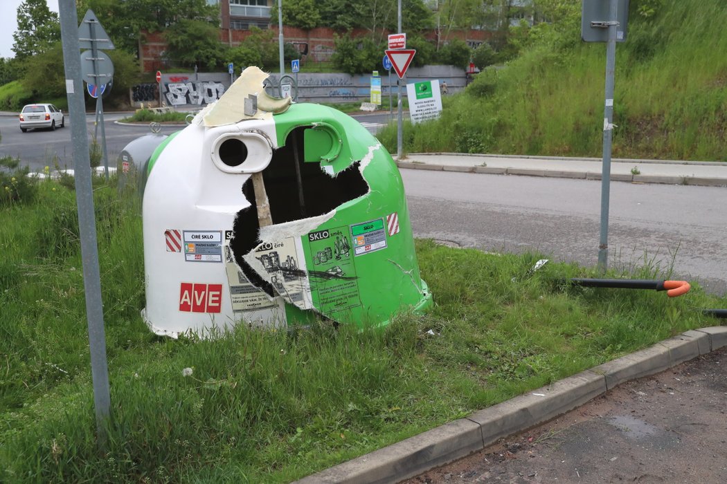 Krmenčíkův luxusní automobil za sebou nechal docela spoušť