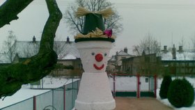 Celkem tři květináče potřebovala k výrobě krmítka v podobě sněhuláka Jana Pulkrábková.