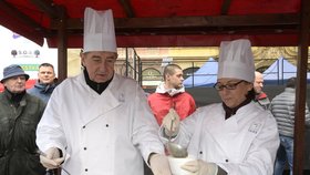 Štědrý den ve velkých městech: Krnáčová rozlije polévku, v Brně nakrmí zvířata