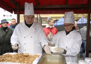 I letos se primátorka Krnáčová po boku šéfa hnutí ANO Babiše chopí sběračky.