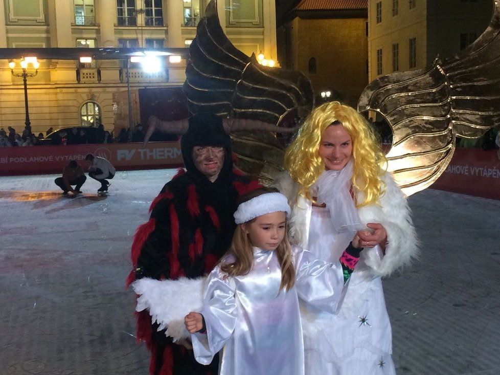 Adriana Krnáčová a Eliška Kaplicky v maskách čerta a anděla
