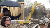 Exkluzivní fotky: Bagry boří domy v Bubnech. Krnáčová se marně dobývá do vrat