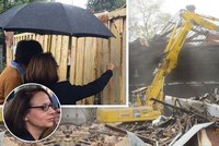 Exkluzivní fotky: Bagry boří domy v Bubnech. Krnáčová se marně dobývá do vrat