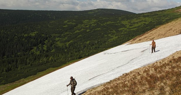 Sněhové pole Mapa republiky roztálo na úbočí Studniční hory.