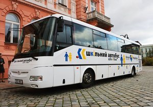 Dar Krnova, školní autobus pro ukrajinské děti, už je náležitě označen a polepen.