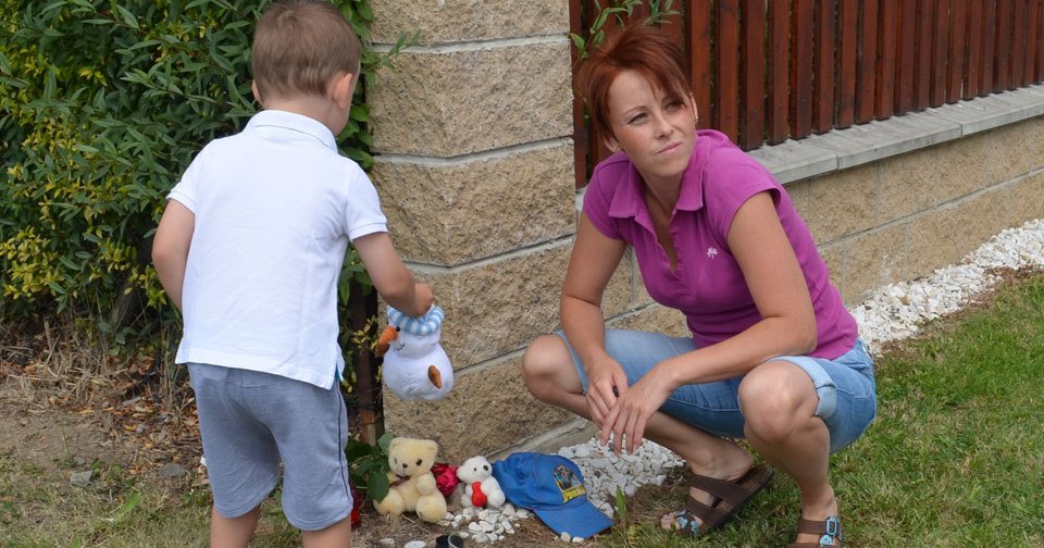 Chlapec zemřel pod koly luxusního mercedesu podnikatele v Krnově. Mladí cyklisté mu vjeli pod kola z vedlejší ulice.