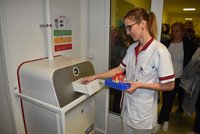 Nemocnice v Krnově má unikátní potrubní poštu: Krev a moč letí vzduchem!