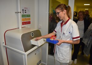 Krnovská nemocnice zavádí v Česku unikátní potrubní poštu. Trubky jsou tenčí, vzorky sviští bez obalů, systém je plně digitální a rychlý.