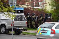 V Hradci se zabarikádoval ozbrojený muž: Policie ho zadržela