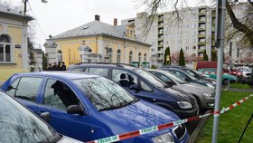 Rozstřílená auta na sídlišti v Krnově: Kvůli střelbě proběhla i evakuace v nedaleké škole