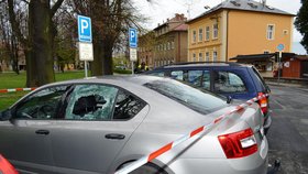 Divoké ráno v Krnově: Šílený střelec rozstřílel zaparkovaná auta, incident se naštěstí obešel bez zranění