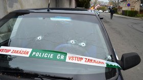 Jako na Divokém západě: Na sídlišti v Krnově bylo nečekaně rušno, muž se zbraní rozstřílel několik aut!