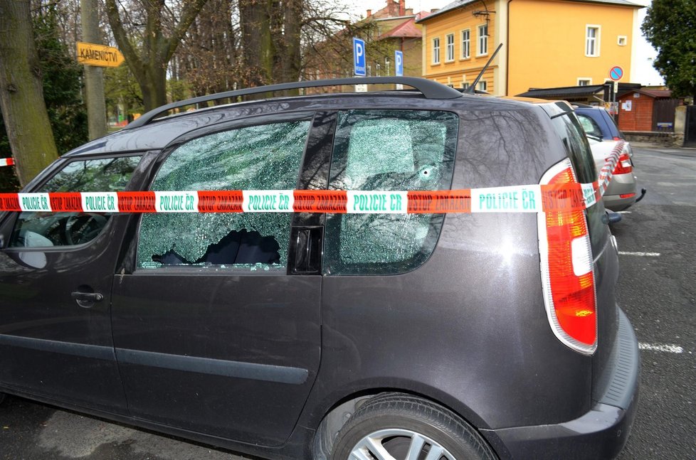 Střelba na sídlišti v Krnově: Muž se zbraní způsobil škodu na řadě aut