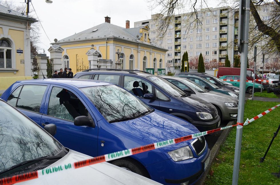 Rozstřílená auta na sídlišti v Krnově: Kvůli střelbě proběhla i evakuace v nedaleké škole