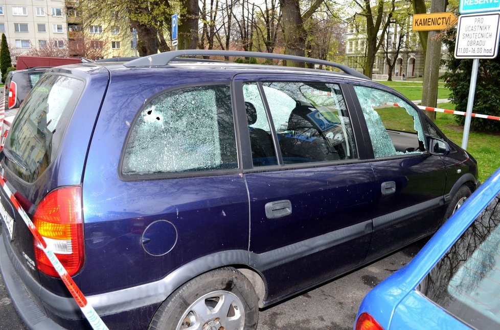 Další z krnovských aut, které zasáhl při své střelbě muž z nedalekého paneláku