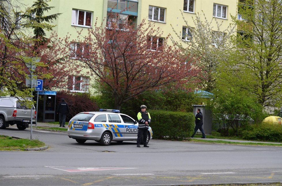 Policie uzavřela okolí bytu, kam střelec utekl