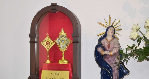 Nejnovější vzácný přírůstek v relikviářích. Část dolní čelisti Sv. Anežky České.