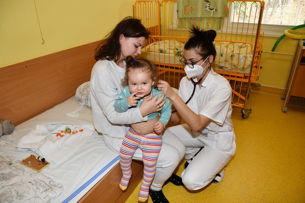 Roční Evička skončila po náročném útěku z Ukrajiny v péči zdravotníků krnovské nemocnice.