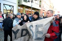 Už se zase nesmí protestovat? Dva demonstranty proti Zemanovi odvedli policisté v civilu!