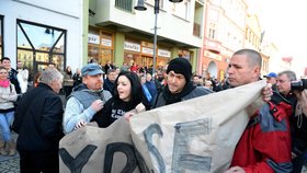 Dvojici s transparentem proti Zemanovi z náměstí odvedli neuniformovaní policisté