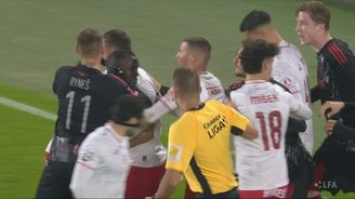 Měl Ryneš vidět červenou? Video celé situace po třetím gólu Pardubic Měl Ryneš vidět červenou? Video celé situace po třetím gólu Pardubic