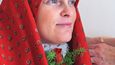 Na hlavě mají Vracovjanky červený a velký turecký šátek. Uvázat ho není snadné, žena sama to nezvládne a potřebuje pomoc zkušené odbornice.
