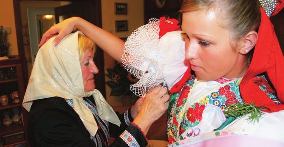 V šatně Vracovjanek aneb Na Kyjovsko za krásou tradičních lidových krojů