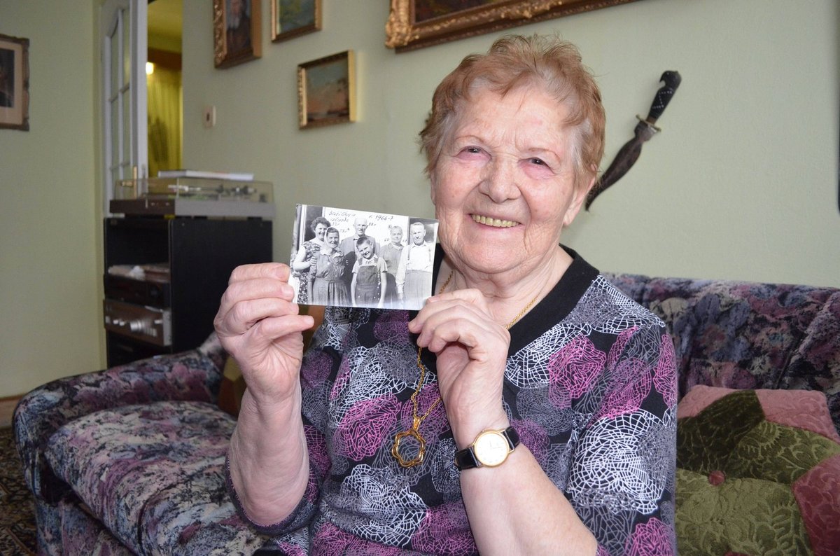 Marie Podhorská (80) ukazuje na snímku své rodiče, kteří za války kroj ukryli ve svém domě.