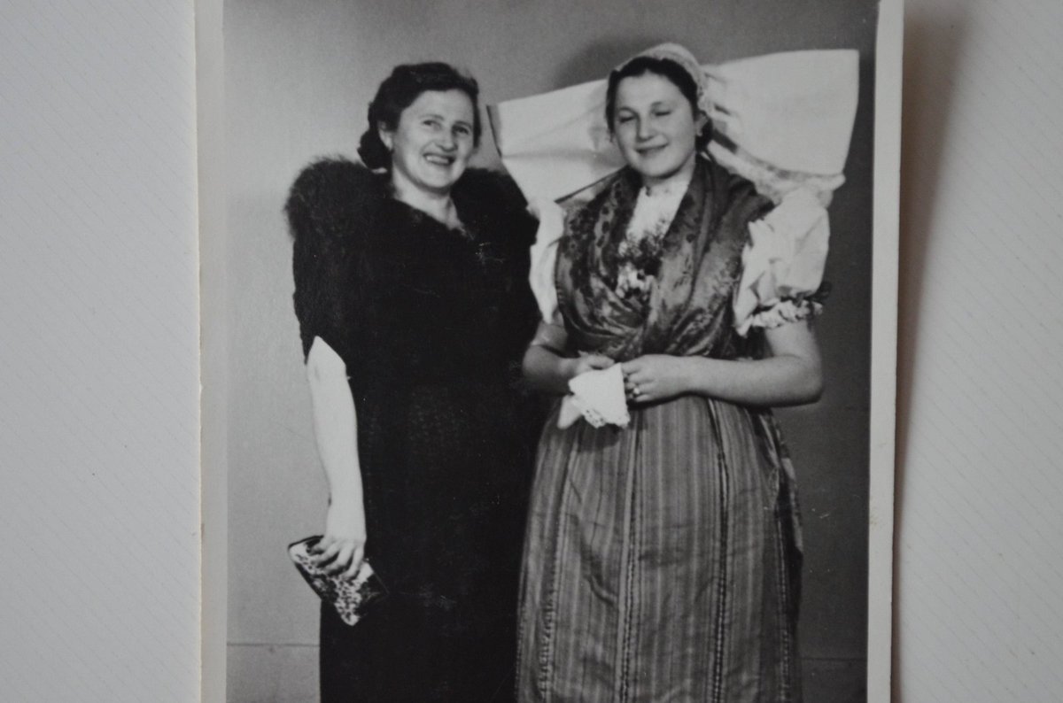 Vlevo původní majitelka kroje Anna Křišťanová, vpravo její neteř Marie.
