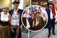 Poslanci v krojích ve Sněmovně: Okamurův hold mamince, cimbálovka i „rozjuchaný“ Klempíř