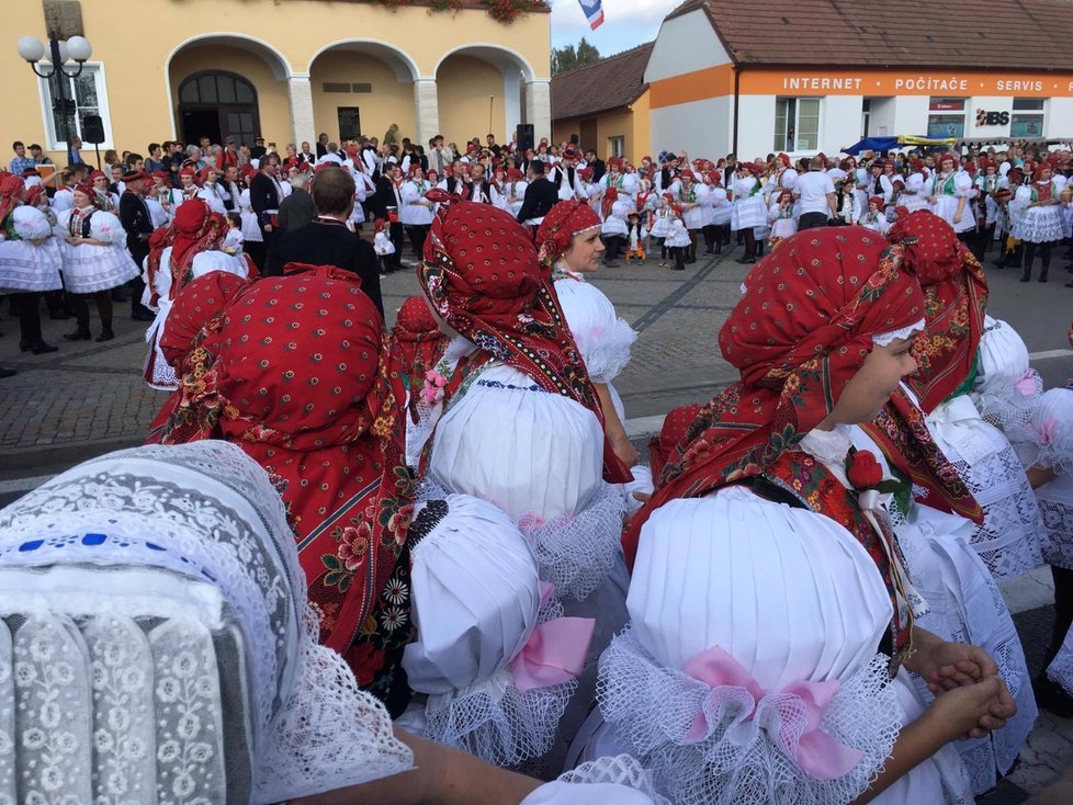 Do krojovaného průvodu ve Vracově přišlo rekordních 930 lidí.