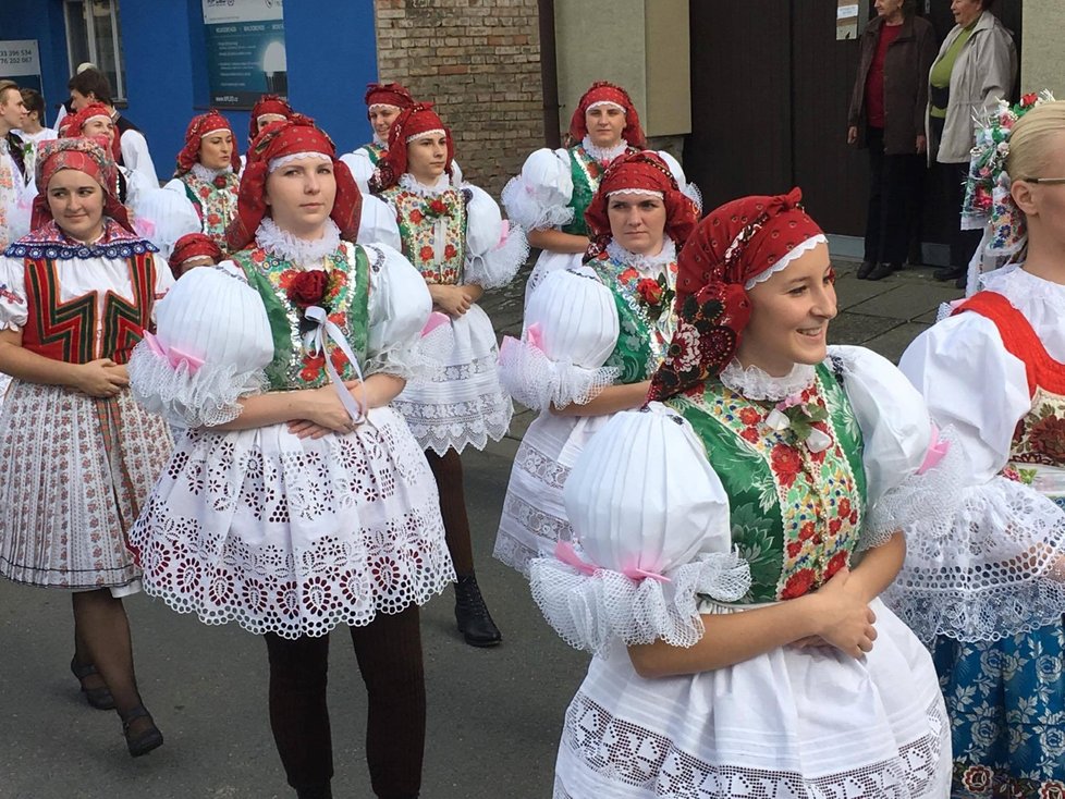 Do krojovaného průvodu ve Vracově přišlo rekordních 930 lidí.