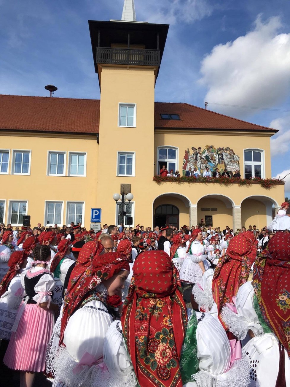 Do krojovaného průvodu ve Vracově přišlo rekordních 930 lidí.