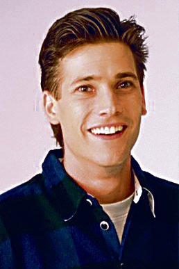 Codyho ze seriálu v roce 1995 vyhodili kvůli obvinění z napadení  manželky
