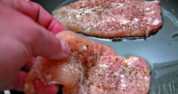 Plátky opečeného masa rozložte na pekáč a zalijte vypečenou šťávou. 