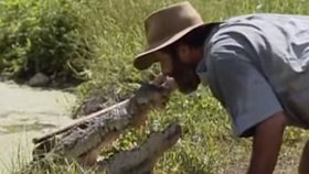 Rob Bredl proslul svými šílenými kousky. Na krokodýlech jezdí a taky se s nimi „líbá“.