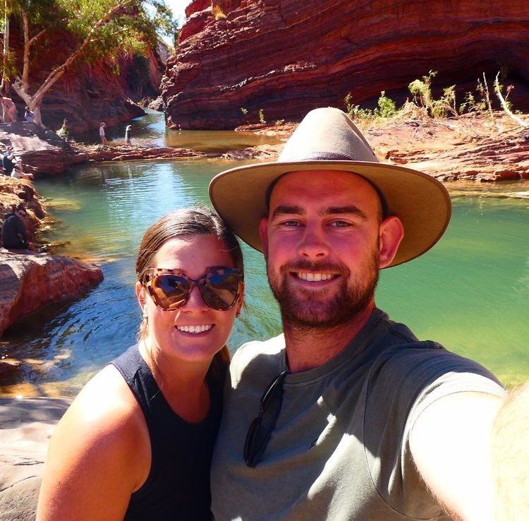 Mladý pár, Chelsea a Bryce, cestuje po Austrálii.