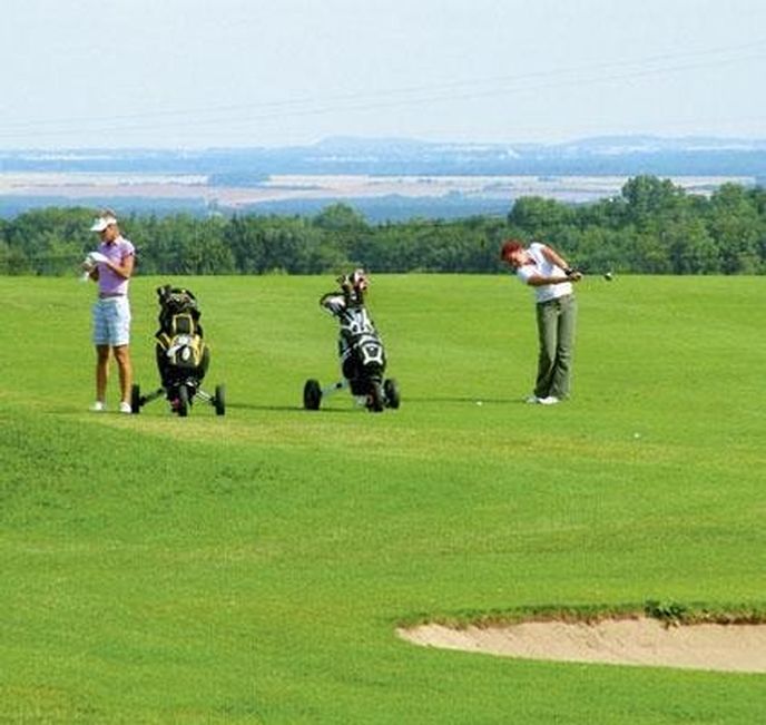 Kromě bunkerů a vodních překážek je na rovinu hřišti golfistovým soupeřem vítr