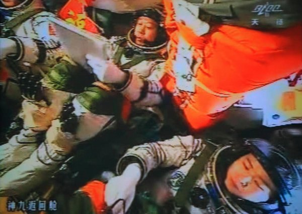 Kromě toho, že nesl na palubě první čínskou ženu, měl let Šen-čou ještě jedno prvenství. Číňanům se vůbec poprvé podařilo připojit k vesmírnému modulu, což je úkon, jehož zvládnutí dokazuje technologickou vyspělost. Na snímku kosmonauti po úspěšném připojení k modulu Tiangong-1.