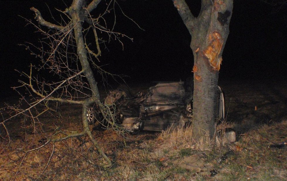 Vůz u Kroměříže prolétl stromem: Zraněného řidiče zachraňovali tři chlapci.