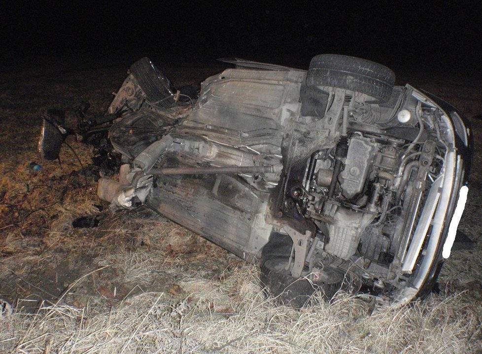 Vůz u Kroměříže prolétl stromem: Zraněného řidiče zachraňovali tři chlapci.
