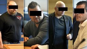 Čtveřice mužů stojí před soudem kvůli únosu dcery kroměřížského podnikatele.