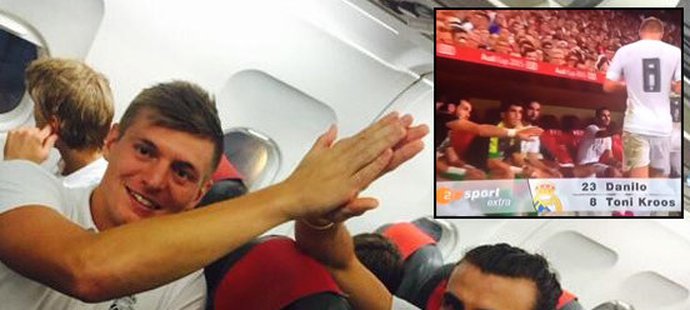 Gareth Bale a Toni Kroos si plácli v letadle, na lavičce si totiž německý záložník natažené ruky svého spoluhráče nevšiml