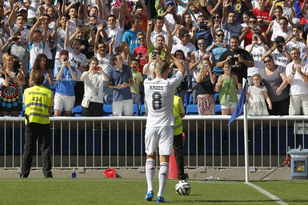 Německý záložník Toni Kroos byl oficiálně představen fanouškům a veřejnosti jako nová posila Realu Madrid.