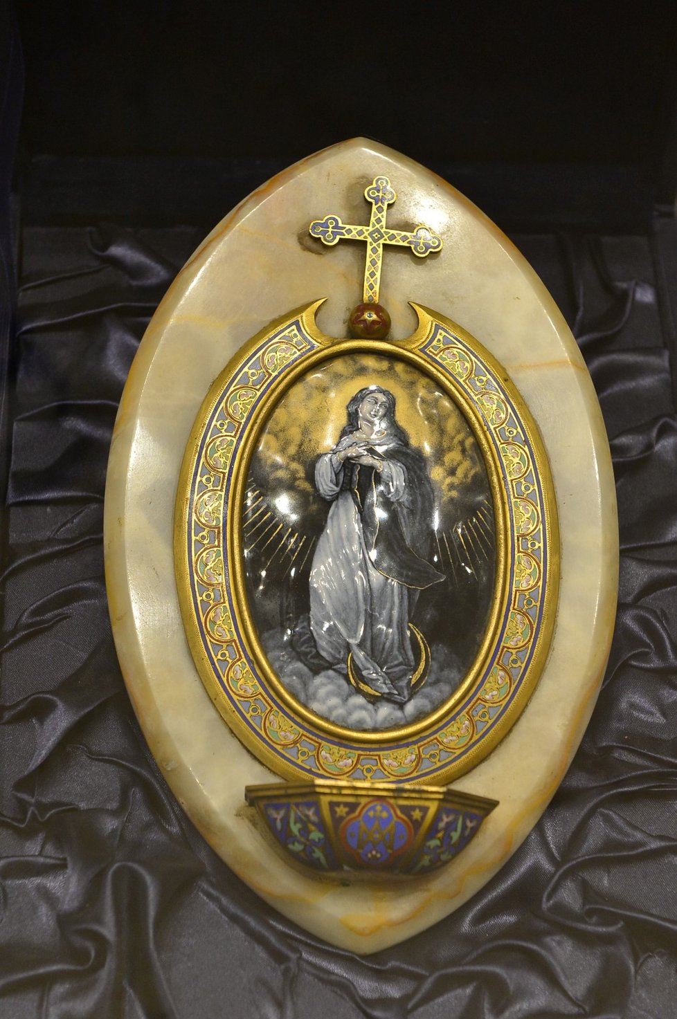 Kropenka s vyobrazením Panny Marie na půlměsíci (Assumpty) zdobená technikou cloisonné (přihrádkový smalt). Dar od prezidenta Syrského arabského červeného půlměsíce (8. 5. 2019)