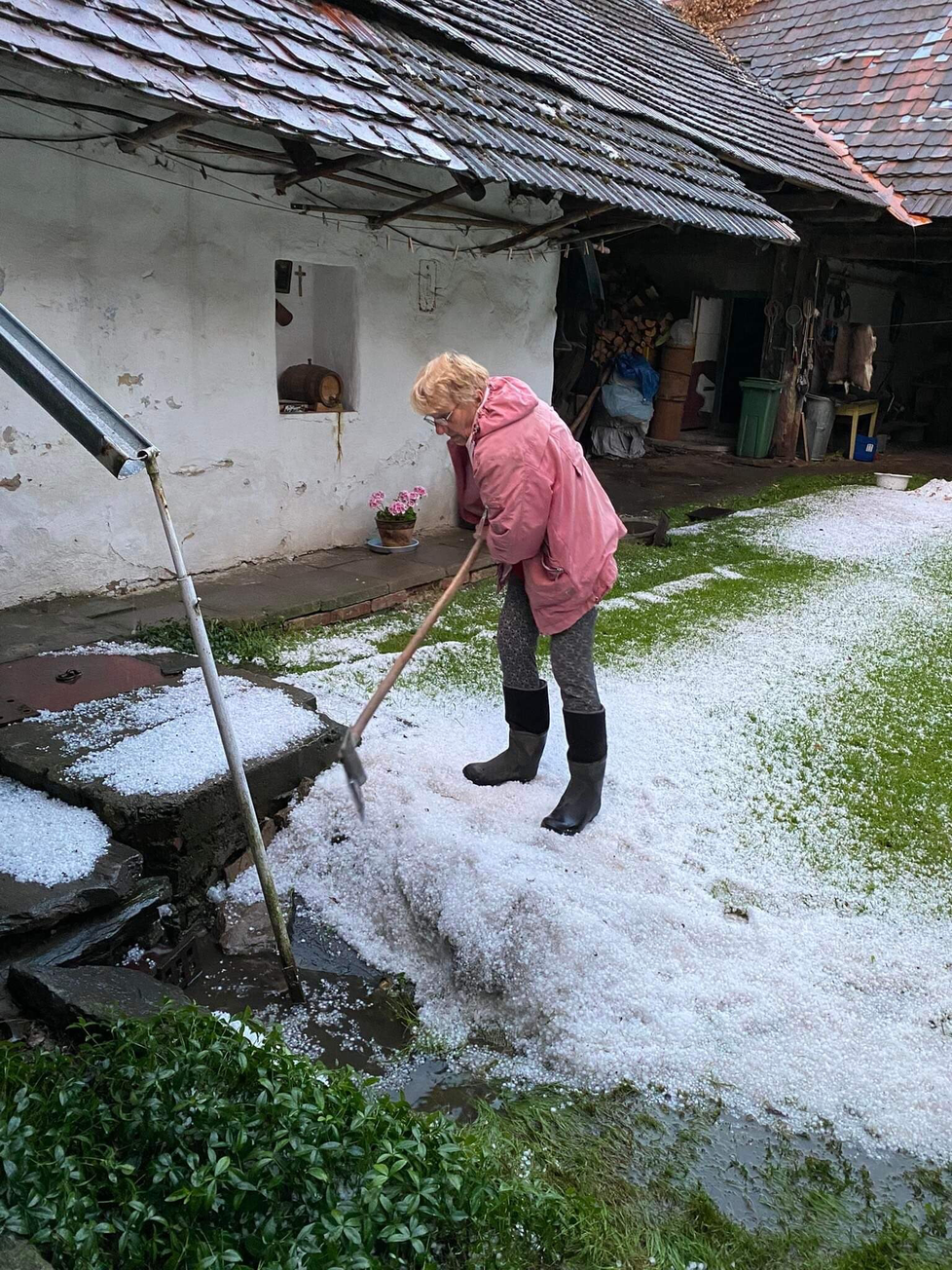 Česko zasáhly bouřky, na mnoha místech na Moravě padaly kroupy. Zasypaly i zahrady v okolí Bohuňova.