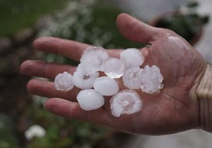 Bouřky zaduní nad Českem, přinesou i kroupy.