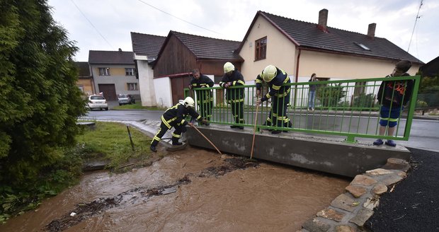 I o víkendu hrozí bouřky, přívalové deště a kroupy.